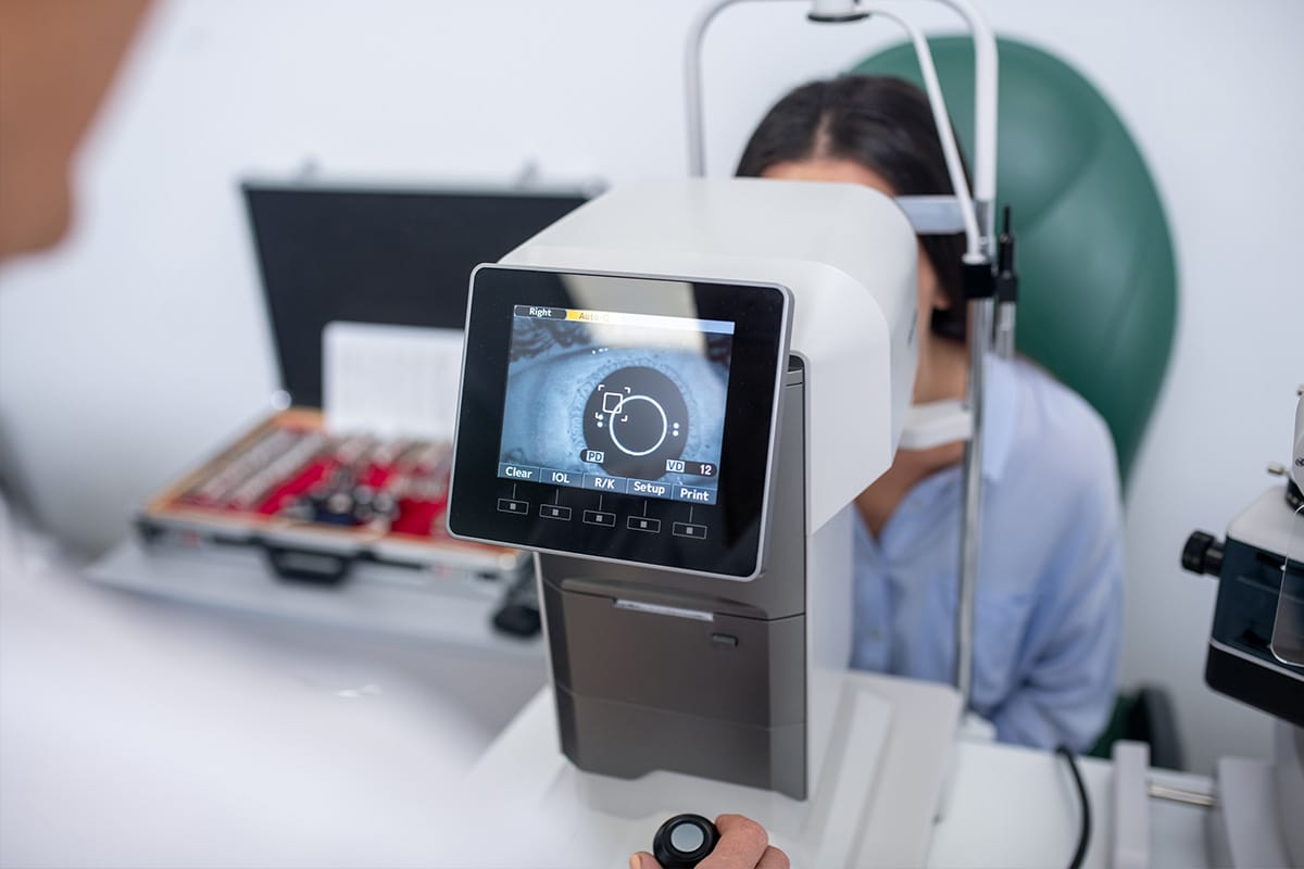 Paciente durante un estudio avanzado de imagen ocular con equipo de diagnóstico oftalmológico en una clínica.